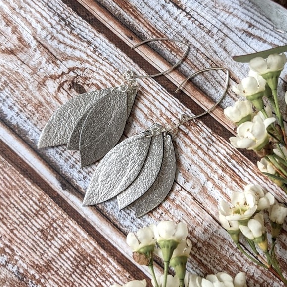 𝅺SILVER Leather Earrings - Picture 1 of 5
